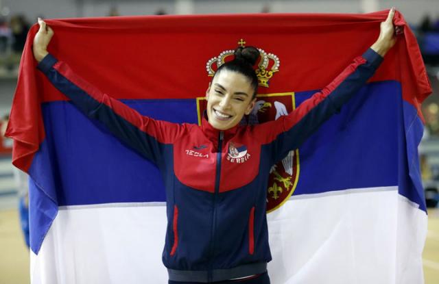 Ivana Spanovic sa zastavom Srbije/Fonet/AP