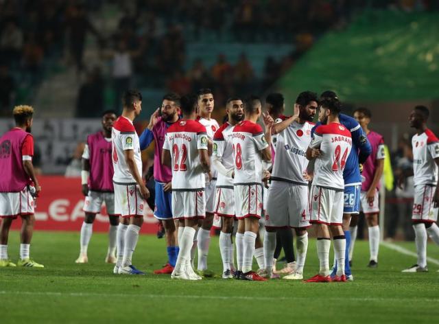 Fudbaleri Kazablanke  nisu želeli više da igraju Foto:  EPA-EFE/MOHAMED MESSARA