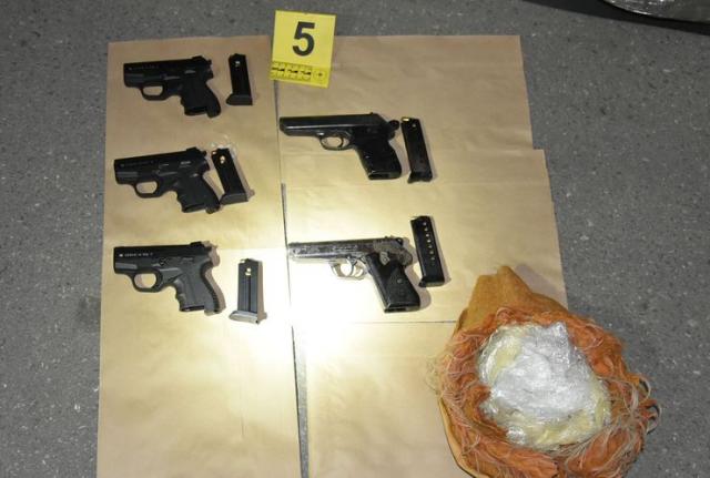 Policija kod uhapšene pronašla marihuanu, heroin, pet pištolja Foto: MUP Srbije