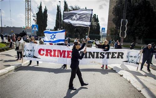 Protesti zbog zatvaranja Kneseta Foto: AP Photo/Eyal Warshavsky