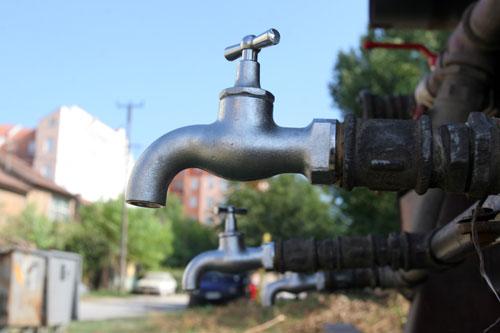 Česma na cisterni, pijaća voda foto: Dnevnik.rs